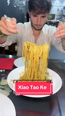 🥢✨ ¡Descubrimos el primer restaurante chino-chino auténtico en L’Hospitalet de Llobregat! 🇨🇳❤️ Se llama Xiao Tao Ke 小淘客 🥢🍺(significa “pequeño gastrónomo”) y está justo al ladito del C.C. La Farga… ¡y a solo 10 minuticos de mi casa! 🚶‍♀️😋 🍜 Sus noodles con carne y salsita rica rica son una locura 🤤🔥 🍢 Los chuan chuan (pinchitos chinos a la barbacoa) vienen de TODO tipo y no pueden faltar 👌 🥟 Dumplings caseros como estos guotie, preparados al momento por la familia 🙌💯 🥩 También probamos ternera en salsa de ostras y otro día cayó un espectacular pato a la pekinesa 🦆✨ Lo mejor 👉 tienen una amplia variedad de platos auténticos que te transportan directo a China 🇨🇳✨ Un sitio familiar, auténtico y lleno de sabor 💕 donde ves cómo cocinan mientras cenas 🤯🥢 📍 Xiao Tao Ke 📌 Carrer Ter, 7, 08901 L'Hospitalet de Llobregat 📞 690 94 27 11 👉 Si te apetece comida china de verdad, ¡este es tu sitio! #Barcelona #RestauranteChino #Restaurante #Gastronomia