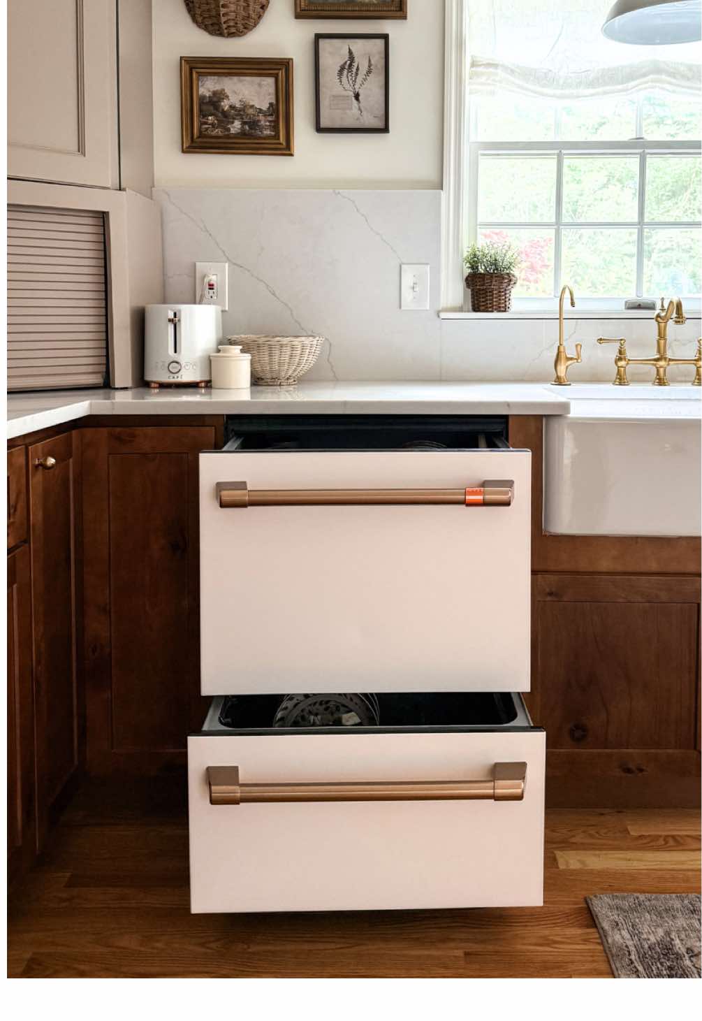 Your best co-host? The CAFÉ Double Drawer Dishwasher. Run a quick load mid-prep so the counters stay clear, then let the spacious interior take care of the post-dinner party cleanup. Guests remember the laughter, not the pile of plates. Featuring our Matte White finish with Brushed Bronze hardware. Link in bio to learn more ❤️ @cozyoncottoncreek