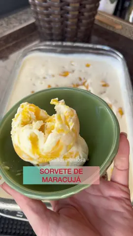 SORVETE DE MARACUJÁ- Receita⤵️ Salva e Segue @mesaharmoniosa, aqui o sistema é brut0! 😂 : A louc@ do sorvete ataca novamente e desta vez , trouxe o espetacular SORVETE DE MARACUJÁ!  : A receita da geleia eu já postei aqui, mas posso trazer novamente , caso alguém queira. 🔥🔥 : 📝Ingredientes (devem estar muito gelados): 📌01 caixa de leite condensado; 📌02 caixas  de creme de leite; 📌150g de nata industrializada;  📌1/2 xícara de leite ninho;  📌Geleia caseira de maracujá ;  ✏️Preparo: Bater na batedeira  o leite condensado e a nata até ficar bem cremoso, acrescentar o leite ninho e bater mais um pouco. Adicionar o creme de leite e bater em velocidade alta até virar um creme aerado e volumoso(até ficar no ponto do vídeo).Leve para o congelador e deixe ficar bem grosso para adicionar o doce. Este passo é importante para o doce não afundar no sorvete.  Coloque na taça em camadas e leve para o congelador até endurecer.  Bom apetite!   :   : : : #receitasmesaharmoniosa           #fyy  #fyp #fyyyyyyyyyyyyyyyy 