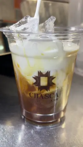 Descubre nuestro Chas Macchiato Glacé y vive la experiencia única de Café Chasca. ¡Ven a visitarnos y deja que el café hable por sí mismo! 🌿🤎 Un café différent, rafraîchissant et plein de saveur ☕❄️✨ Découvrez notre Chas Macchiato Glacé et vivez l’expérience unique de Café Chasca. Venez nous rendre visite et laissez le café parler de lui-même ! 🌿🤎 #CafeChasca #CafePeruano #ChasMacchiatoGlacé #MontrealCafé #SpecialtyCoffee   