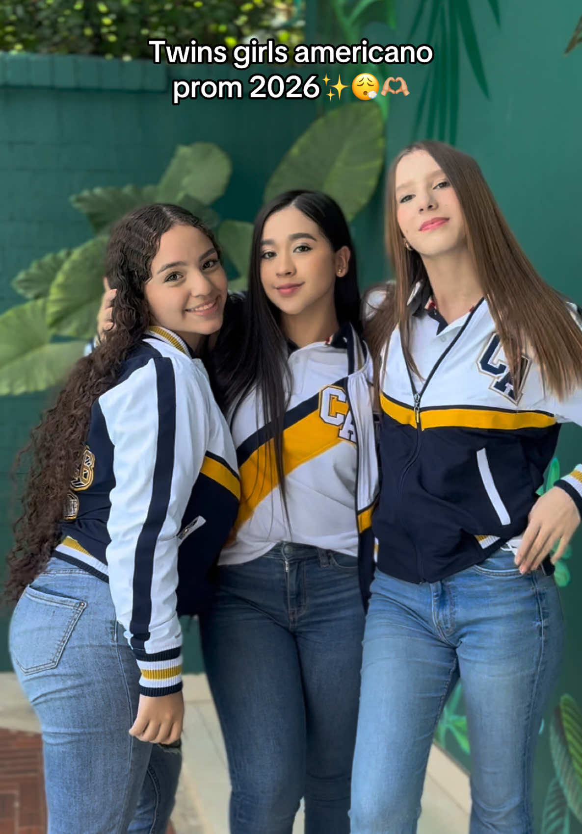 Twins girls del colegio americano! Obvio súper top su chaqueta prom ✨🔥😎