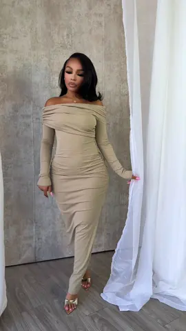 The perfect fall dress “Azaria Off Shoulder Ruched Maxi Dress” is back at edgebyks.com🍂 #edgebyks #fyp #dress #sweaterdress #ootdfashion 