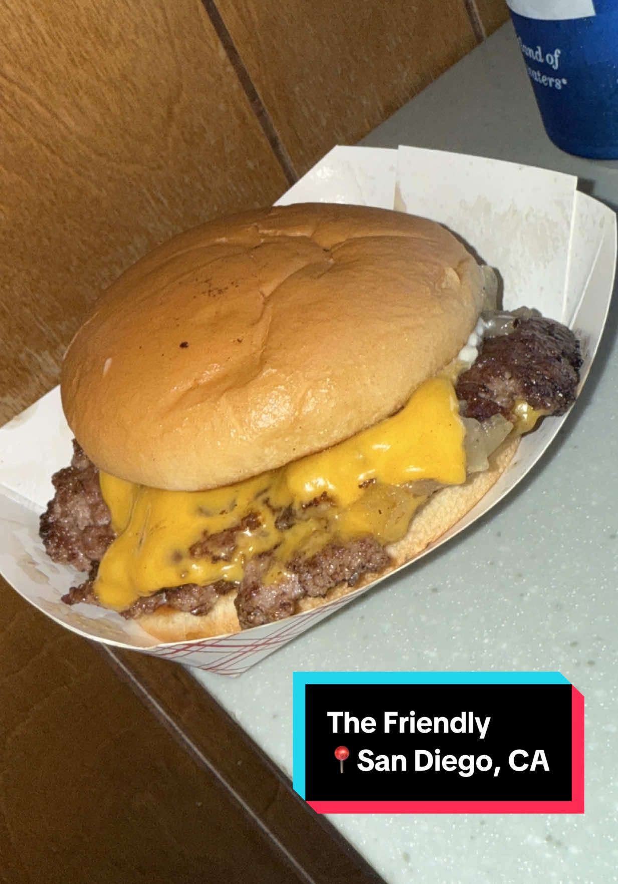 The Friendly, San Diego, CA! 🇺🇸🍔Me recomendaron esta burger como la joya de la corona en San Diego, un lugar bien interesante, donde vienes por tu burgersita y te vas, pero no mames la perfección de burger, tienen luego más colaboraciones y versiones gourmet de la burger, pero esa hamburguesita para mi es perfecta. Si es un lugar que la neta no te invita a quedarte y chance no es para todos, pero para los amantes de una buena smash burger, gran lugar. #burger #sandiego #california #foodreviews #hamburguesa 