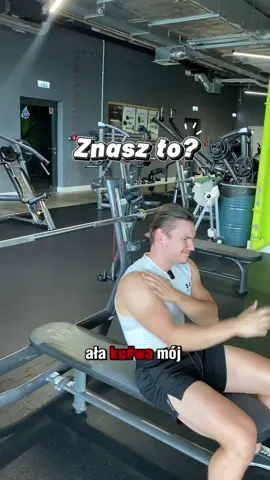 Tak jak wspomniałem, nie jest to magiczny sposób, ale sporo osób przesadza z objętością np. na klatce gdzie przedni akton mięśnia naramiennego pracuje wspomagająco. Zaniedbując jednocześnie jego trening wraz z pozostałymi dwoma 😔 Przez co mięśnie naramienne są osłabione i są bardziej narażone na kontuzje. W związku z czym sam trening w pełnych zakresach i z pełnym zaangażowaniem każdego aktonu minimalizuje to ryzyko 🫡 Dlatego w kolejnych materiałach pokażę jakie ćwiczenia możecie robić żeby wasze naramienne były silniejsze 😎💪 #trenerpersonalnykatowice #siłownia #mięsieńnaramienny 
