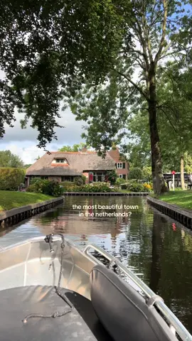 only 1-2 hours outside of amsterdam, you can find the fairytale village of giethoorn 💐⛵️ #giethoorn #netherlands #giethoornnetherlands #fyp #travelinspo 