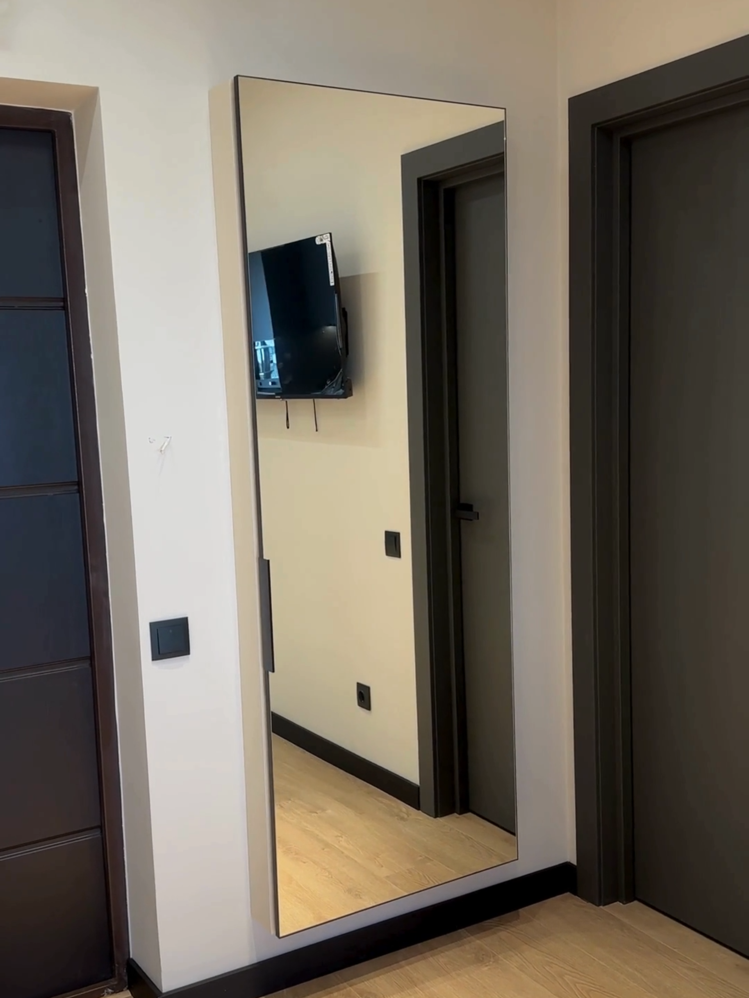 🤌 Oglindă mare + spațiu de depozitare = antreu mereu ordonat 🔥 👉 Ți-ar plăcea și ție o astfel de soluție? Scrie în comentarii. #artcharm #artcharmmd #mobila #mobilalacomanda #mobilachisinau #chisinau #proiectare #proiectare3d #designinterior #estetica #design #functional #confort #elegant #antreu