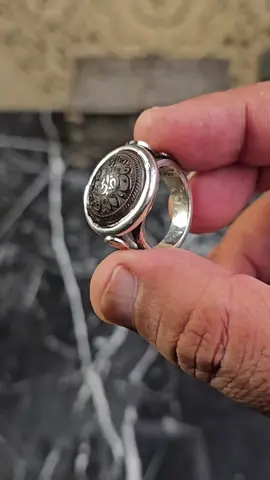 خاتم الهيماتيت المميز بصيغه ختم النبوة ، تصميم سرايا عابدين ، متوفر الان بأكثر من شكل ( العقيق، الاماتيست ، الفيروز السيناوي الطبيعي ) بوزن يبدأ من ١٨ جرام ، يطلب بأي مقاس من مقاس ٢٢ الي اكبر مقاس ٣٣ ، فضه صافي عيار ٩٢٥ ، ضمان سرايا عابدين علي الفضة والاحجار الكريمة . @saraya abdeen @saraya abdeen  #كوكب_الرجال_المحترمين #مجوهرات_سرايا_عابدين #saraya_abdeen_art_gallrey #سرايا_عابدين #saraya_abdeen 
