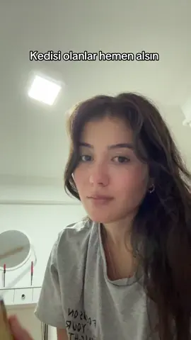 Ayların tüyü birikmiş aşsmdlwa biraz halının tüylerinide alıyor gibi ama olsun #fy #akım #kedi #tiktokindia 