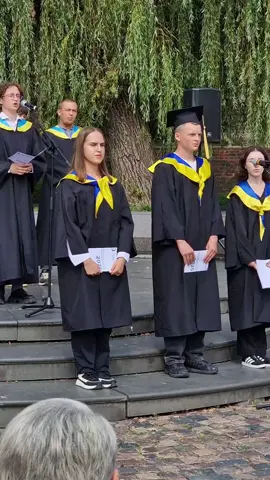 #Клянемося #Дрогобич Клянемося!  Першокурсники Донецького Національного технічного університету прийняли присягу. Drogobych Дрогобич На площі біля пам’ятника Ю.Дрогобича  проведено посвяту студентів Донецького університету, який релокував в місто Котермака через війну. Донецький національний технічний університет (ДонНТУ) — це технічний виш, який у 2014 році евакуювали через російську окупацію Донецька, а з 2024 року триває його переїзд до Дрогобича. Університет готує фахівців за інженерними, природничо-науковими та інформаційно-технологічними спеціальностями на всіх рівнях вищої освіти.  #ДонНТУ #ДонецькийНаціональнийТехнічнийУніверситет #Drogobych             