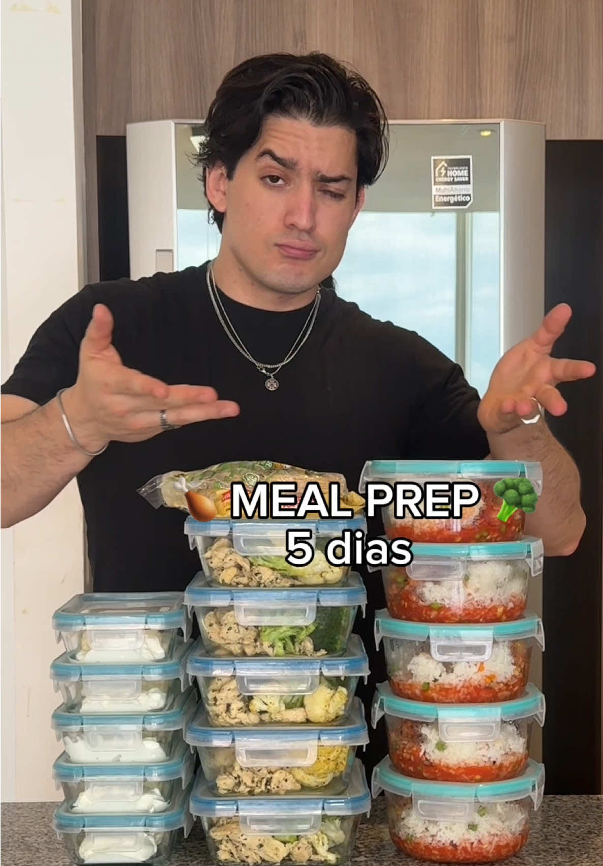 Meal prep de 5 dias, este fue el menú:  Comida 1:  Pollo con verduras al vapor, las verduras llevan zasonsdor de mantequilla y el pollo ajo, pimienta, sal, perejil seco, cebolla en polvo y sazonador lemon pepper. Está comida va con tortillas.  Comida 2:  Molida de pavo con verduras y tomate molido, igual ajo en polvo, pimienta, sal, perejil seco y cebolla en polvo. Está comida va con arroz (ya te la sabes cómo hacerlo) Comida 3: colación post entrene, yogurt griego con prote en polvo, sin mezclar para que no se haga feo, se mezcla hasta el momento, y le agrego frutos rojos.  El desayuno no lo incluyo aquí por que es lo único que si preparo al momento, huevo revuelto con rajas o con frijol.  Esto no lo hago por ser restrictivo como tal o por que vaya a competir, tengo muy poco tiempo libre en el día y la meal prep es una manera muy fácil de seguir un plan.  Recuerda, eres lo que haces, no lo que dices que vas a hacer.  #mealprep #meslprepideas #Fitness #GymTok #cocinaentiktok 