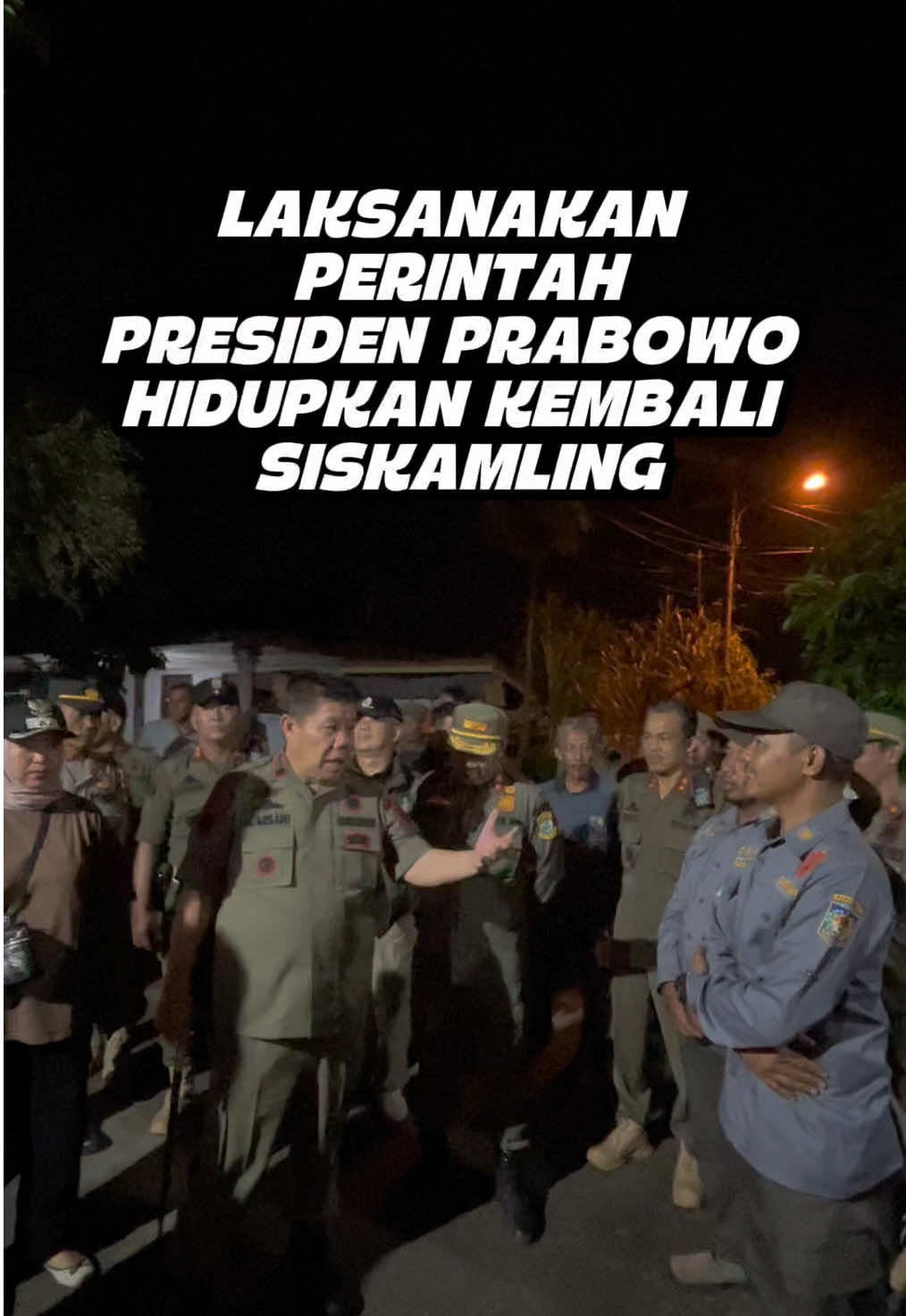Sebagai Gubernur Kepulauan Bangka Belitung, saya menindaklanjuti arahan Presiden Prabowo Subianto dengan memulai peninjauan perdana Siskamling di Kota Pangkalpinang. Dalam kegiatan ini saya didampingi para OPD Babel, Sekda Kota Pangkalpinang, Wakapolres, lurah, camat, bhabin, dan tokoh masyarakat. Keamanan lingkungan bukan semata tugas aparat, melainkan wujud kasih dan kepedulian kita terhadap rumah besar yang kita cintai. Siskamling adalah warisan gotong royong yang mengajarkan bahwa kekuatan terbesar terletak pada kebersamaan. Di pos-pos ronda, kita tidak hanya menjaga malam, tetapi juga memperkuat silaturahmi, menumbuhkan rasa percaya, dan memupuk harapan. Mari kita hidupkan kembali semangat kebersamaan itu. Dengan jiwa Serumpun Sebalai—bersatu dalam perbedaan—kita buktikan bahwa Babel bisa menjadi provinsi yang damai, berdaya, dan menjadi teladan persaudaraan bagi seluruh Indonesia.