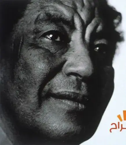 الطير المهاجر  كلامات// صلاح احمد إبراهيم  ألحان وغناء// الفنان الموسيقار محمد وردي غريب وحيد في غربته حيران يكفكف دمعته حزنان يغالب لوعته ويتمنى بس لعودته طال بيه الحنين فاض به الشجن واقف يردد من زمن بالله بالله يا الطير المهاجر للوطن زمن الخريف تطير بسراع تطير ما تضيع زمن اوعك تقيف وتواصل الليل بالصباح تحت المطر وسط الرياح وكان تعب منك جناح فى السرعه زيد فى بلادنا ترتاح ضل الدليب أريح سكن فوت بلاد وتسيب بلاد وان جيت بلاد وتلقى فيها النيل بيلمع فى الضلام زى سيف مجوهر بالنجوم فى الظلام تنزل هناك وتحى يا طير باحترام وتقول سلام وتعيد سلام على نيل بلادنا سلام وشباب بلادنا سلام ونخيل بلادنا سلام بالله ياطير قبل ما تشرب تمر على بيت صغير من بابه من شباكه بيلمع الف نور تلقى الحبيبة بتشتغل منديل حرير لحبيب بعيد تقيف لديها وتبوس ايديها وانقل اليها وفائى لها وحبى الاكيد.