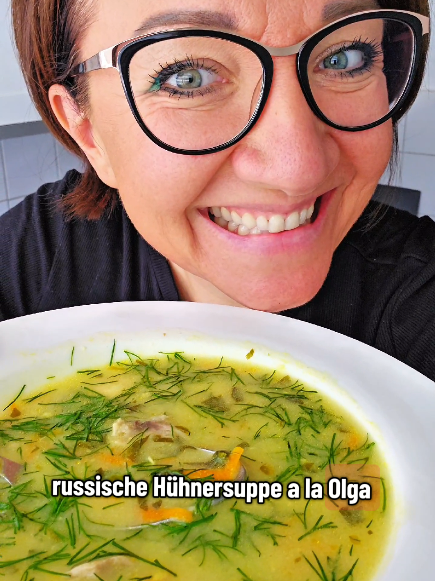 Genug von Salaten, oder? Es ist Zeit für Suppen und deftige Gerichte 😍 Wie diese würzige Hühnersuppe, die nicht aus Russland kommt und trotzdem lecker ist 😍 1️⃣ 2 Hühnerschenkel im gesalzenen Wasser mit 1 Lorbeerblatt zu einer Brühe kochen. Am besten am Vortag. Das Fleisch in Stücke schneiden oder rupfen. 2️⃣ 150 gr oder mehr Perlgraupen grob oder fein kochen. 3️⃣ 1 Zwiebel würfeln und in Butterschmalz anbraten, 1 Möhre und 1 Kartoffel grob reiben, hinzugeben mitbraten.  4️⃣ Perlgraupen in den Topf geben, mit Brühe aufgießen, köcheln lassen.  5️⃣ In einem 2. Topf 1 TL Butterschmalz zerlassen, je 1 TL Kurkuma, Kreuzkümmel und Koriander in den Topf geben, kurz anschwitzen und mit 1 Glas Milch aufgiessen. 6️⃣ Die Milch in die Suppe gießen, Fleisch hinein geben, gehackten Koriander und Petersilie rein, mit Salz abschmecken, fertig! #russischesessen #schnelleküche #russisch #Suppe #hühnersuppe 