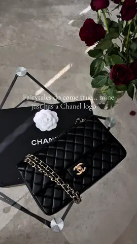 Proof that dreams really do come in black & gold ✨ #flapbag #chanel #chanelbag #oldmoney 