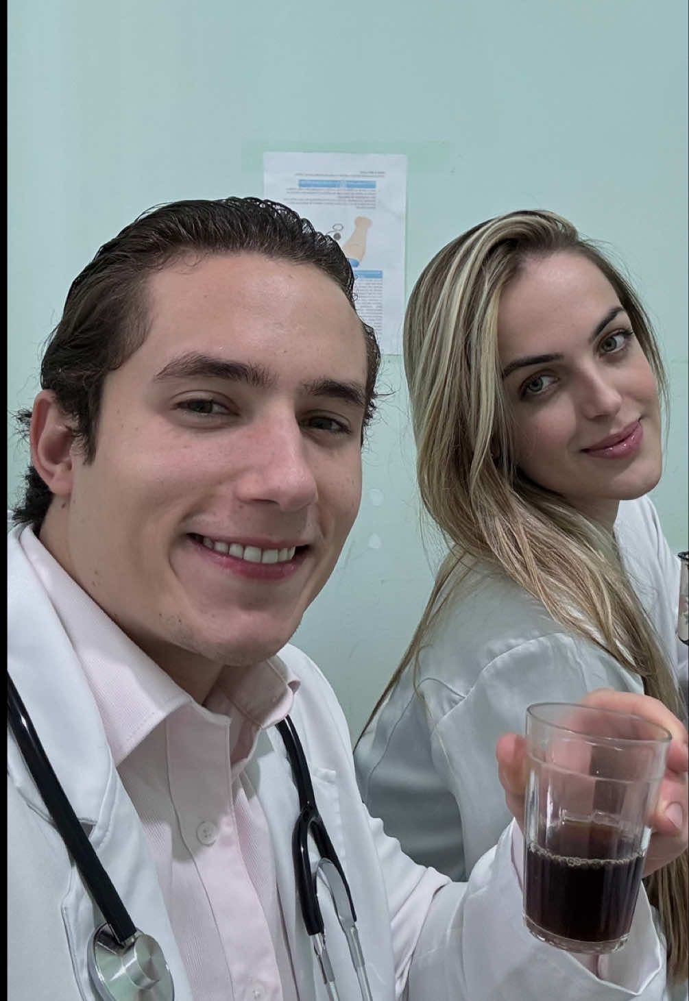 E aí, você resolveria esse caso? 🦴👀 +48h com ela e o auxílio do app Diag que sempre se encontra instalado e pronto pra dar aquele help! Prontuário eletrônico, receita via SMS, calculadoras médicas e tudo que envolve o ecossistema médico em um só app!  Já corre e baixa o Diag, vale a pena demais! 