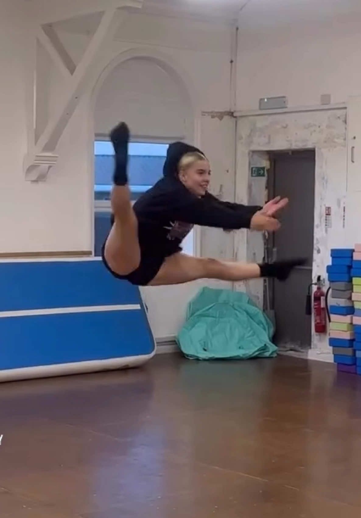 The mini microphone is BACK and NO-ONE is safe🤣 Lots and lots to come over the next few days👀💥 #dance #studio #fyp #dancer #dancetok 