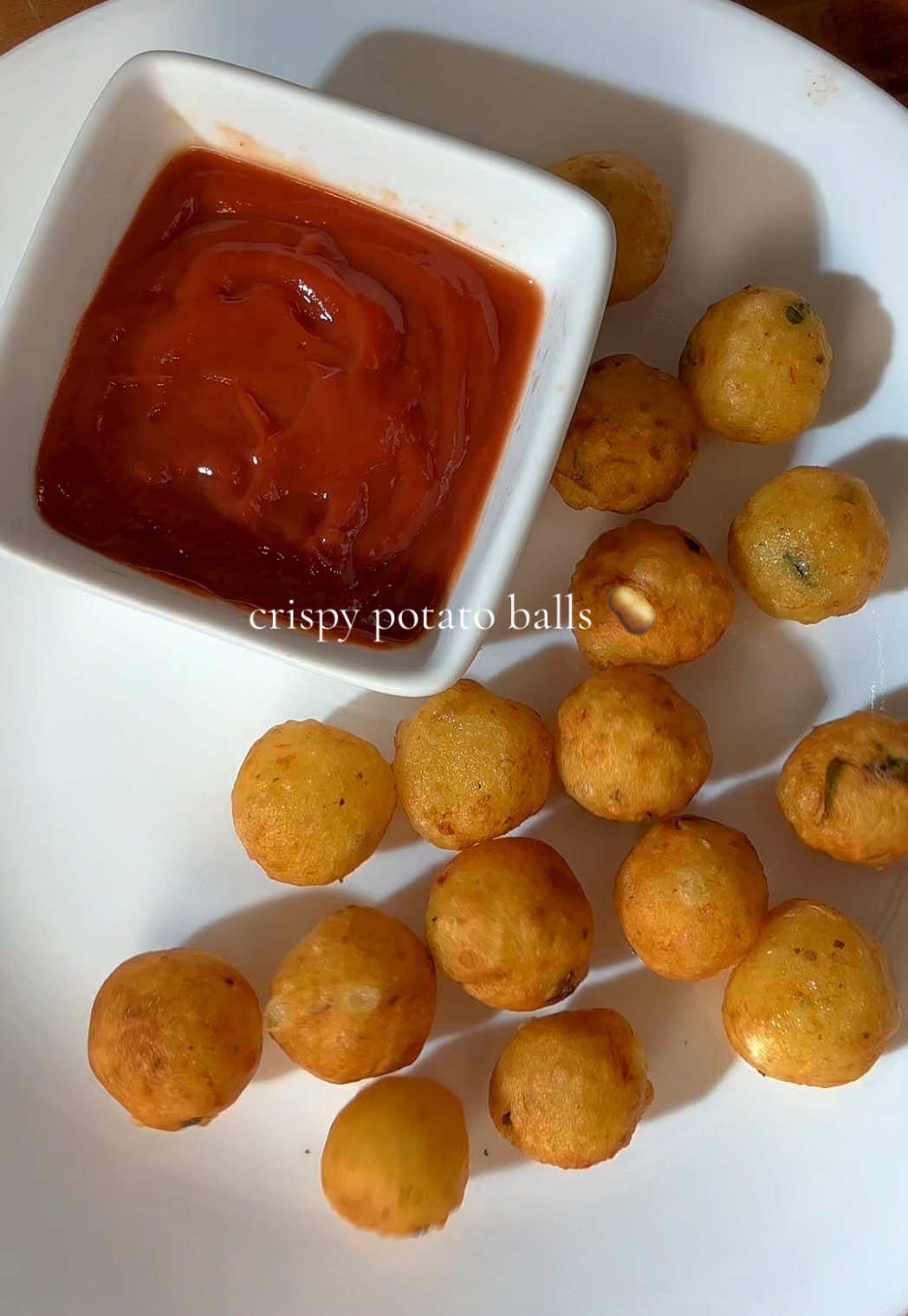 Crispy potato balls 🥔 4 medium (550g) yukon potatoes  4 tablespoons cornstarch 1 tablespoon parsley  salt & pepper to taste avoid mushy potato balls by adding slightly more cornstarch if the mixture is too sticky. Fry at 325 degrees in a neutral oil. Enjoy 🤎 #potato #potatoballs #crispypotatoballs #EasyRecipes #snackideas