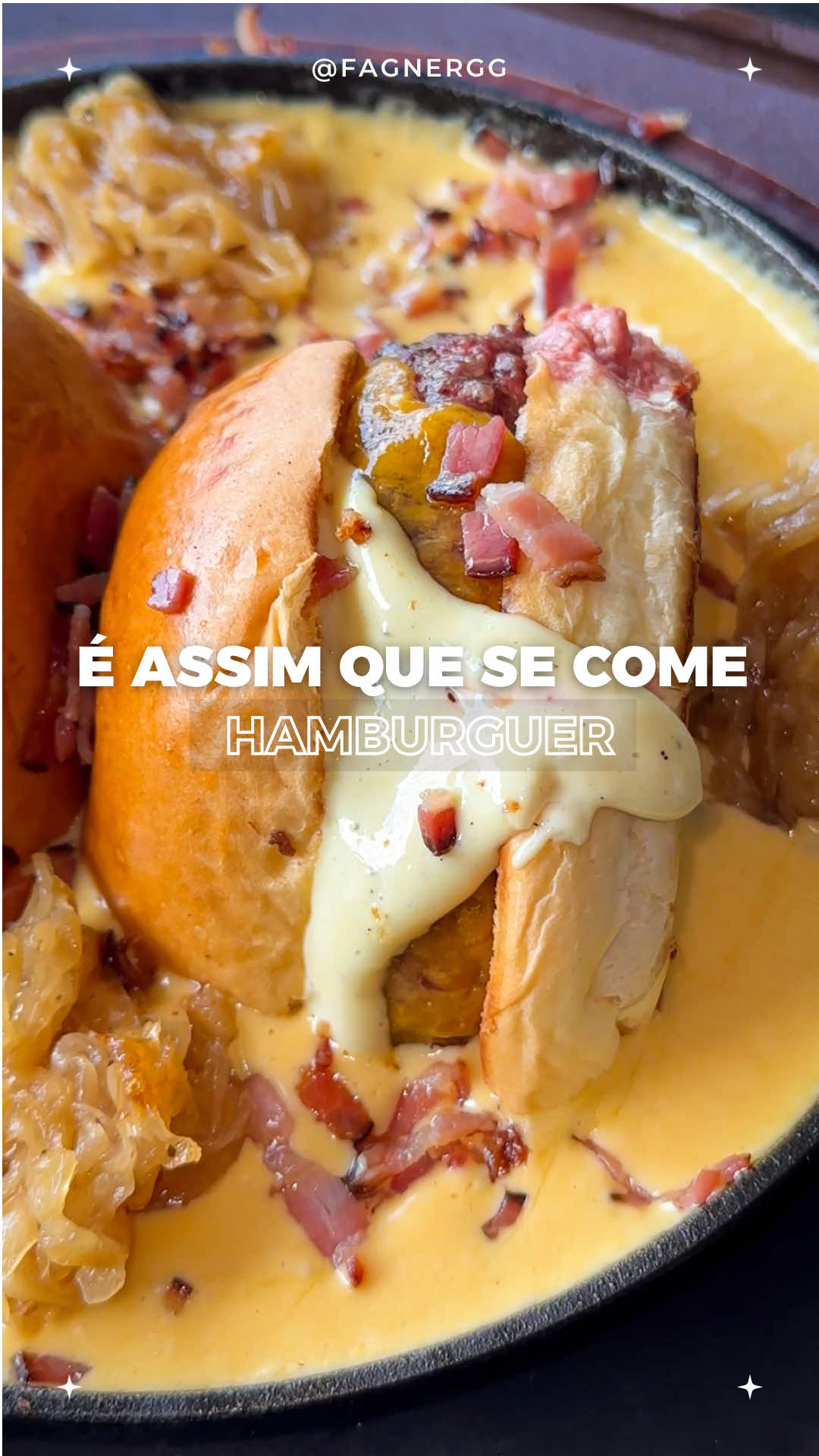 É ASSIM QUE SE FAZ!  Lhe agrada um Hambúrguer na piscininha aí? #hamburguer #burguer #cheddar #bacon #churrasco 