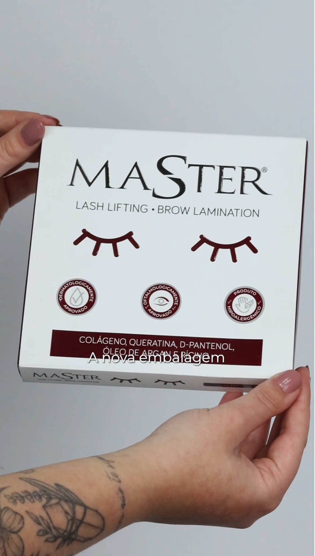 Novo Kit Master para lash lifting e brow lamination: o queridinho agora ainda melhor 🤍 Com uma nova embalagem nas versões regular e pocket, mais clean e moderna, sem as ilustrações de cílios e focando no que realmente importa: os passos 1, 2 com mesma fórmula de sempre e agora um passo 3 totalmente reformulado para entregar ainda mais potência nos seus procedimentos. Mudamos para melhor, com a qualidade e segurança que você já conhece e confia 🖤 #lashlifting #browlamination #mastercosmeticos