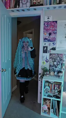 never fear, miku is here✨️ #hatsunemiku #hatsunemikucosplay #miku #mikucosplay #mansbestfriend
