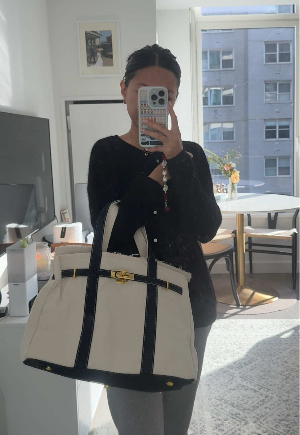 The cutest boat tote from Velantra is the perfect carry on bag! #velantra #boattote #boatkin #whatsinmybag 