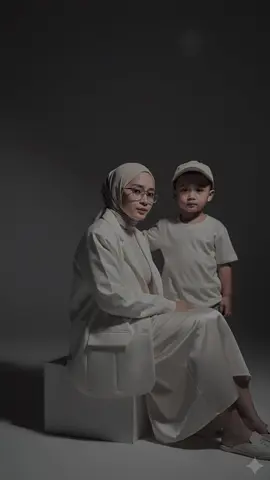 AI GEMINI  PROMPT👇🏻 Edit foto ini menjadi duduk santai di studio dengan kualitas tinggi tanpa mengurangi wajah asli dengan pantulan cahaya. Ia menggunakan outfit white ivori: balzer oversize, dan rok satin dengan warna senada, hijab warna ivory dan kacamata. Anggle dari samping bersama anak laki laki berdiri di samping ibunya yang memakai baju kaos ivory dengan topi senada. Gaya elegan dengan edgy nuansa misterius. #aigemini #CapCut 