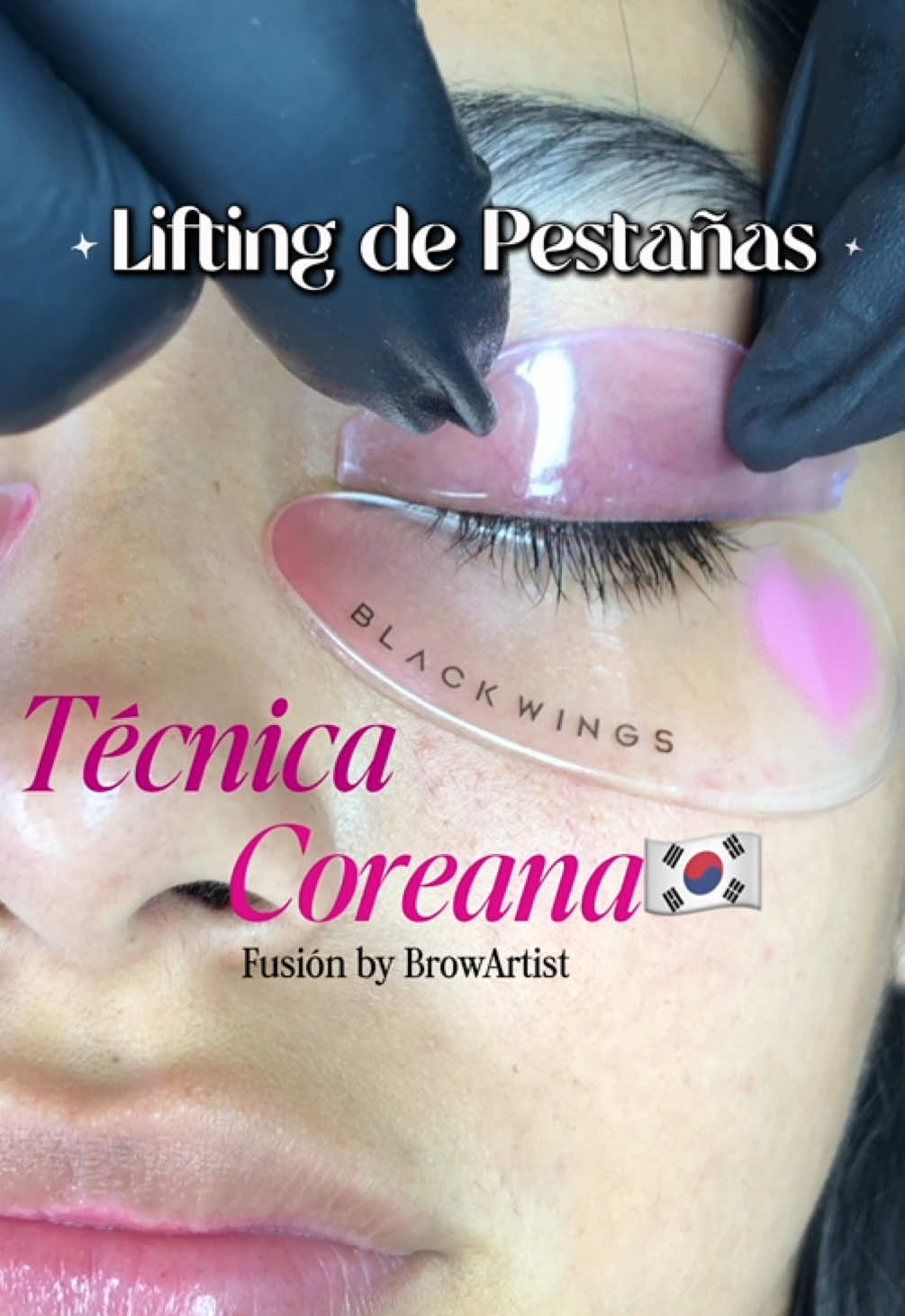 Lifting de Pestañas con Técnica Coreana Fusión by BrowArtist ✨💖 En este caso estuve buscando un efecto más intermedio, para lograr un post de lifting mucho menos caótico (tomando en cuenta el tipo de crecimiento) y siendo su primer lifting!de pestañas en la vidaaa ✨ Ustedes saben que me encantan los resultados mega elevados jajaja pero siempre debemos evaluar qué efecto hacer en base a lo que sea mejor para esas pestañas y para esa clienta en específico. Me tomaré unos días de vacaciones con mi amorcito hasta el domingo, así que si tardo en responder es porque probablemente estoy bailando cueca (estamos de fiestas patrias en chile) con un mote con huesillo en la mano jajaja (sino eres de chile, es una bebida típica de acá) 💃💃💃💃 #liftingdepestañas #liftingcoreano #koreanlashlifting #cursolifting_de_pestañas #lashliftingtutorial 