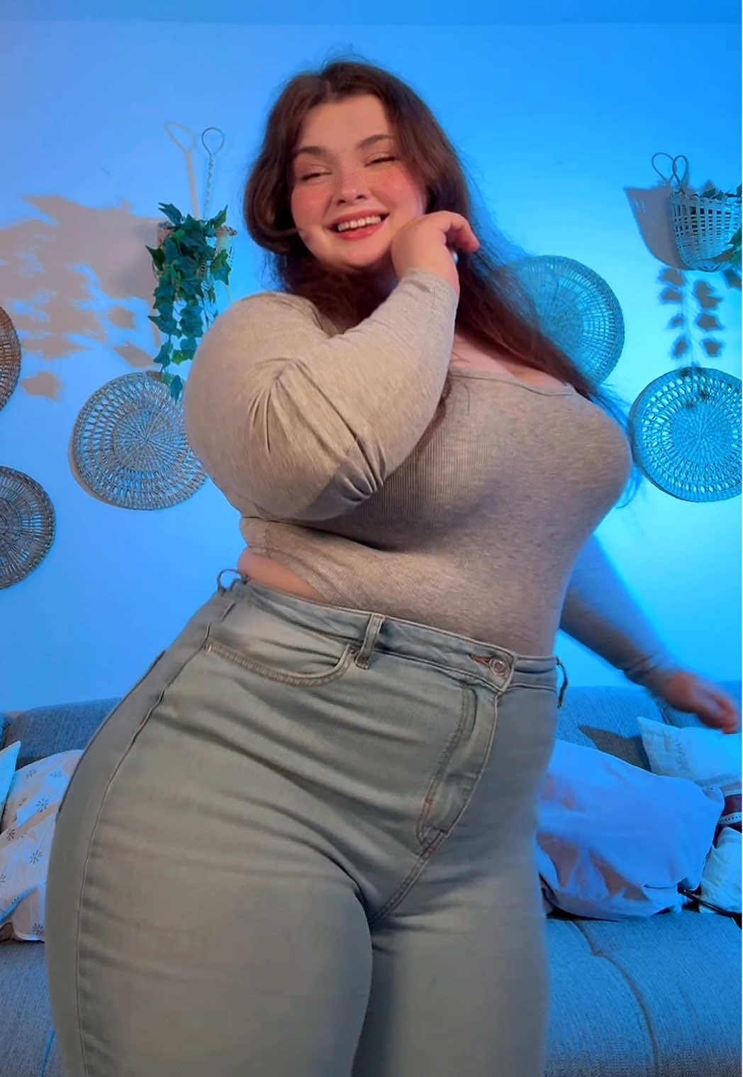 Have a good day! 🌷 #brunette #fyp #outfit #jeans 