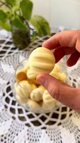 Testado e aprovadissimoooo!! Muito gostoso Ingredientes: 250g de amido de milho; 1/2 lata de leite condensado; 2c/sopa de margarina ou manteiga (usei com sal mesmo). Assar no forno pré aquecido no 180 graus por cerca de 20/25 minutos ou até o fundinho dos biscoitos dourarem. Testei fazer alguns da Airfryer também e deu tudo certo!! Deixei pré aquecendo por 5 minutos e coloquei os biscoitos já refrigerados pra assar no 160 graus por cerca de 15 minutos. Espere esfriar antes de passar pros potes. Rendimento: fiz mais de 60 biscoitos desses por aqui, mas tudo depende do tamanho da sua bolinha. No forno eles incham e ficam mais altinhos. Para dar certo é importante usar ingredientes de qualidade e, antes de assar, deixar os biscoitos já modelados por pelo menos 15 minutos no congelador ou 30 minutos na geladeira.