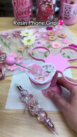 Let’s Create a super cute Resin Phone Grip using real flowers 💕 #resinart #resincrafts #art #craft #phonegrip 