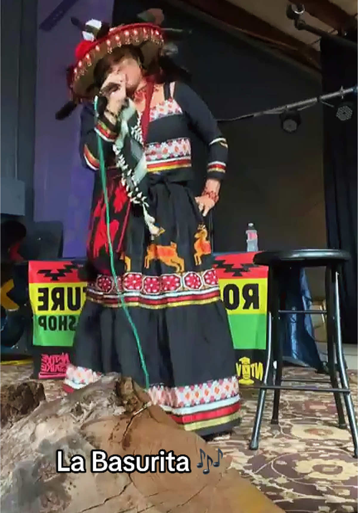 Viejita pero bonita🎶La Basurita  #wixarika #mariachi #rancheras #regionalmexicano #nativetiktok #indigenous #rancheras #portland #oregon #labasurita #yissellopez 