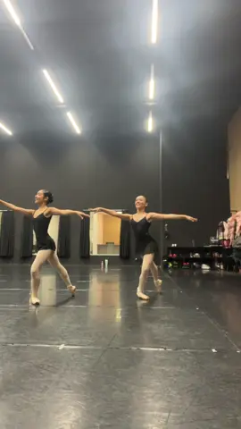 Entrando na trend com ela @sofi 🤍 #feiticeira #foryoupage #trend #duo #dance 