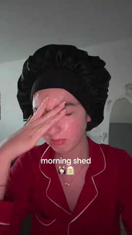 i don’t know how people wake up with the mask still on their face🤣 #morningshed #fyp #collogenfacemask #heatlesscurls #girlythings 