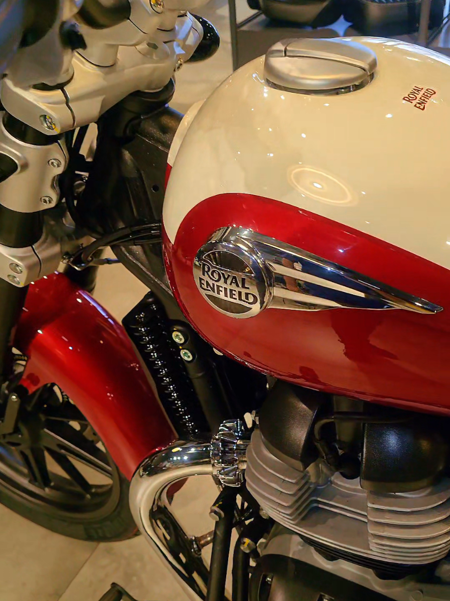 NAVE! 🚀 Royal Enfield Super Meteor 650 Celestial Red em detalhes! #RoyalEnfield #SuperMeteor650 #RoyalEnfieldSuperMeteor650 #SuperMeteorCelestialRed #Motocustom 