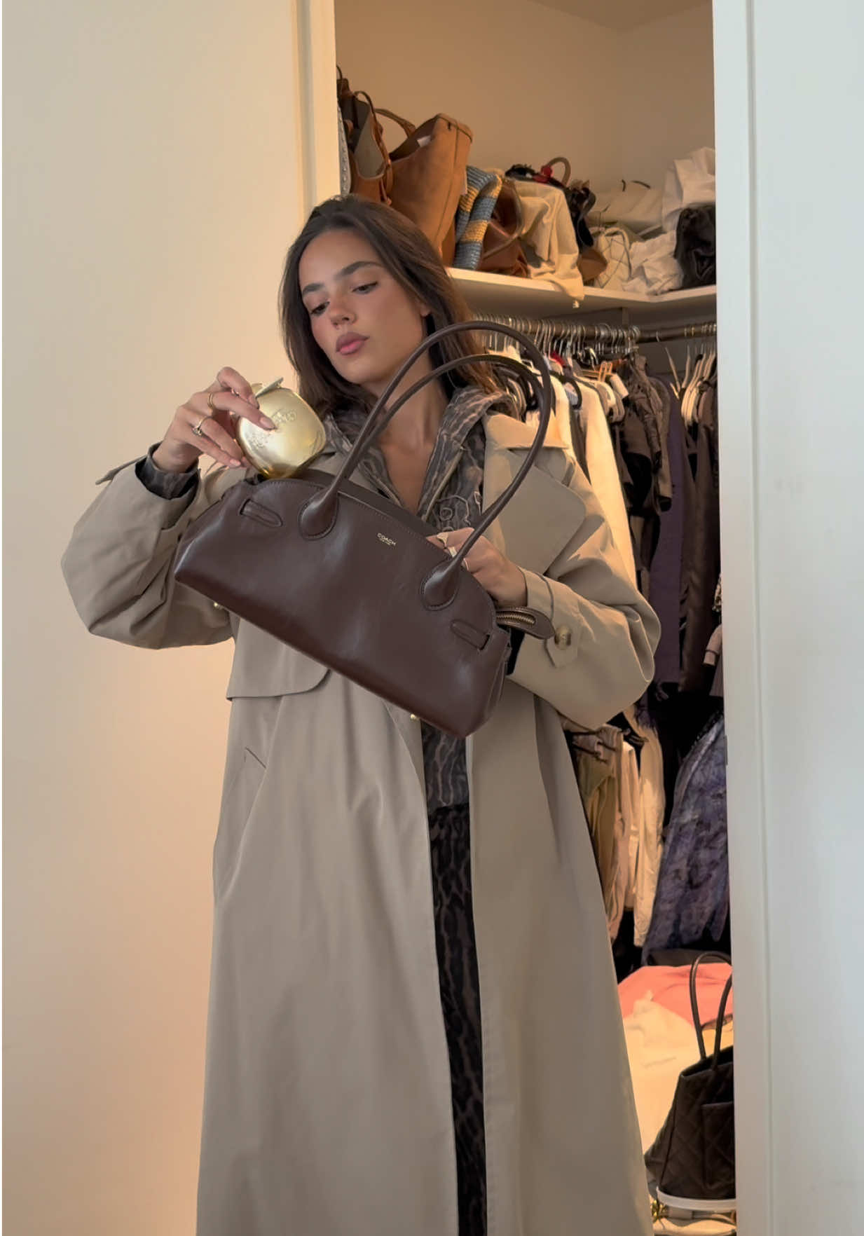 Style an outfit that reflects my personal style and my new favorite perfum from @Coach . You guys need to try Coach Gold Parfum both sweet and spicy like me;) #coachny #ad #coachgoldfragrance #unlockyourinnerglow 