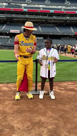 Jordan and @reesealexiades from @thesavbananas #AuraFarming #SavannahBananas #VIB #YankeeStadium 
