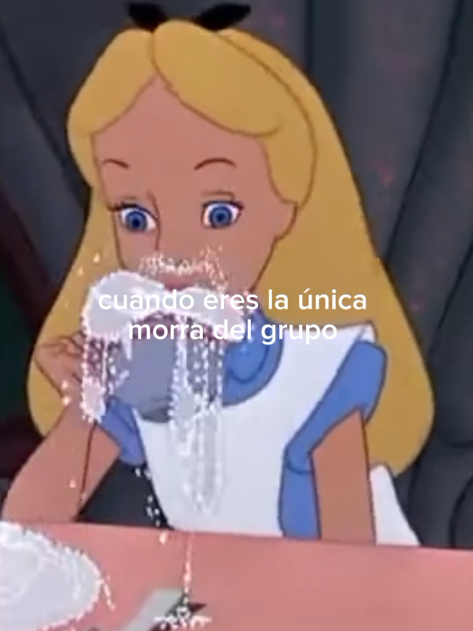 cuando eres la morra del grupo jaja #aliciaenelpaisdelasmaravillas #juliefox #disney 