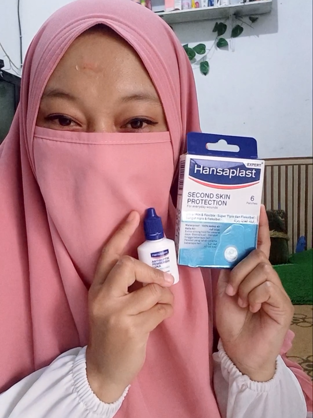 “Udah dandan cantik, eh muncul luka kecil di wajah 😭 foundation nggak nutup, plester biasa ganggu banget. Untung ada Hansaplast Second Skin Protection ✨ @hansaplast_id  Tipis, kedap air, gampang di-blend sama make up, jadi pede lagi keluar rumah 💃 #Hansaplast #Secondskin  #HealFasterLikeSecondSkin  #TenangBawaHansaplast 
