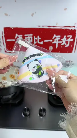 🍜 Hot Pot Lids? Soup Bowls? No Problem! 🥘 🛡️ Heat-resistant fabric with insulating cotton 🍲 Perfect for hot pot lids, handles & baking dishes 🐼🐶 Cute panda & dachshund patterns = extra charm 🧩 Small, lightweight, easy to hang & store 🏠 Doubles as kitchen décor + practical protection #KitchenHacks #CookingTips #HeatResistant #HomeEssentials #CuteKitchen