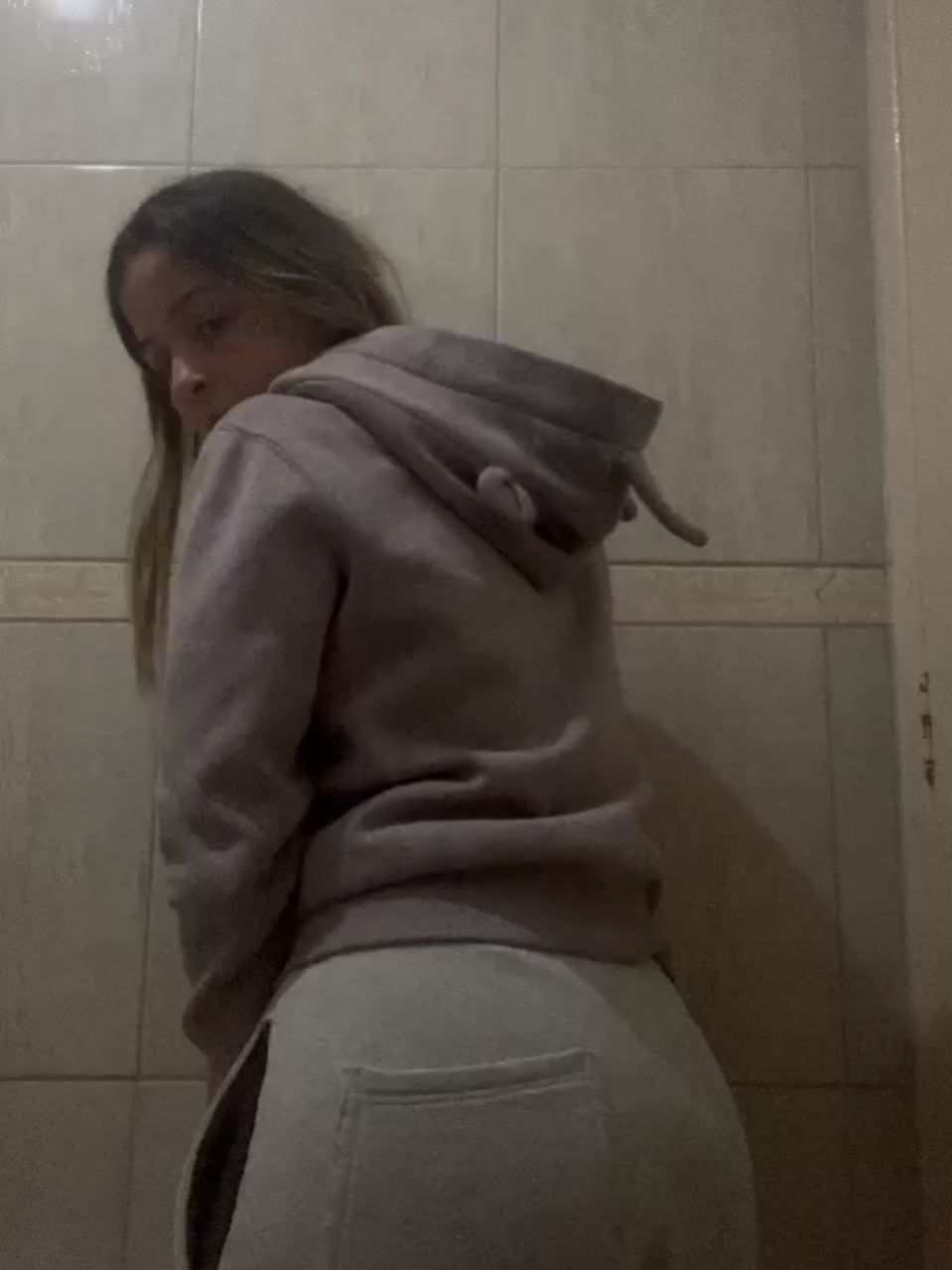 Farts in the bathroom #girlfart #fartprank #fartsarefuny #farted #girlfarting