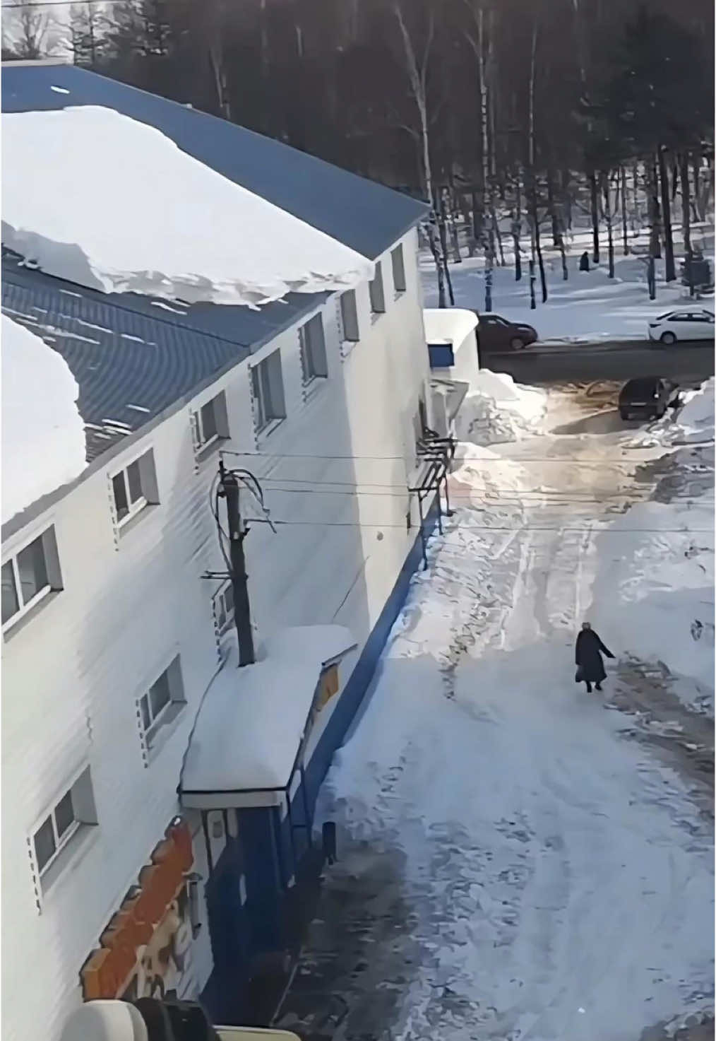 OMG…Snow falls down from the roof #satisfyling #asmr #snow #ice #fyp #oddlysatisfying 