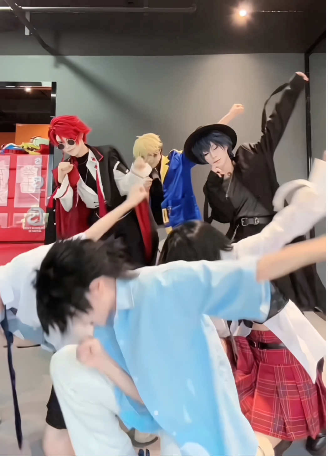 Kind of Linkclick's performance? Hahaha very happy to cosplay with friends together! 陆光Luguang：白星儿（Douyin:1025345254） 程小时Cheng Xiaoshi：勺子（Douyin: 52178148523） 乔苓Qiao Ling：萸瞳（Douyin: 1211017375） 萧未影Vein：小华（Douyin:x870793895） 夏斐Felix：蕴含（Douyin:24471323387） 刘枭Liu Xiao：淮之（Douyin: 60449213666） #cosplay #linckclick #luguang #chengxiaoshi #fyp 