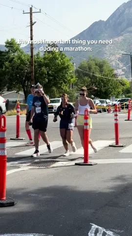 my friend surprised me at mile 24 to pace me and more friends surprised me at mile 26 to cheer me on to the finish line… how lucky am I 🥹🫶🏼 #friendshipgoal #marathonrunner #runnergirl #womensupportingwomen #runwithme 