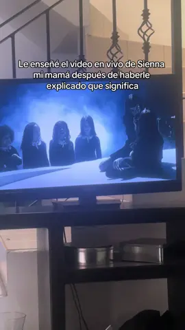 Perdón mamá, aquí en esta casa nos deprimimos todos Edit: aprovechando que esto se hizo viral JAJAJAJAJA, soy fotógrafo y le tomé fotos a la banda, las pueden ver en mi perfil de IG @elchamo.jpg #themarias #themariasedit  #marias #sienna #mariazardoya