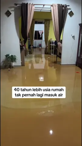 banjir kilat Chiku 1 & 2 rumah org tua pun terlibat.. dalam sejarah, 1 st time masuk dlm rumah.. semoga semuanya tabah #banjirkilat2025 #chiku1 #felda 