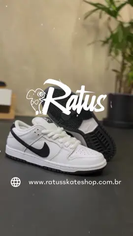 Nike SB Dunk Low Pro White/Black no detalhe ⚪⚫ Disponível na RATUS 👊 #ratusskateshop #nikesb 