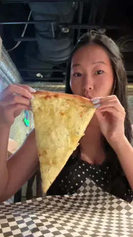 if you know ab secret pizza, you’re a real vegas foodie 😏🥰  #lasvegas #vegasfood #secretpizza #xyzbca #hiddengems @The Cosmopolitan of Las Vegas @Las Vegas 