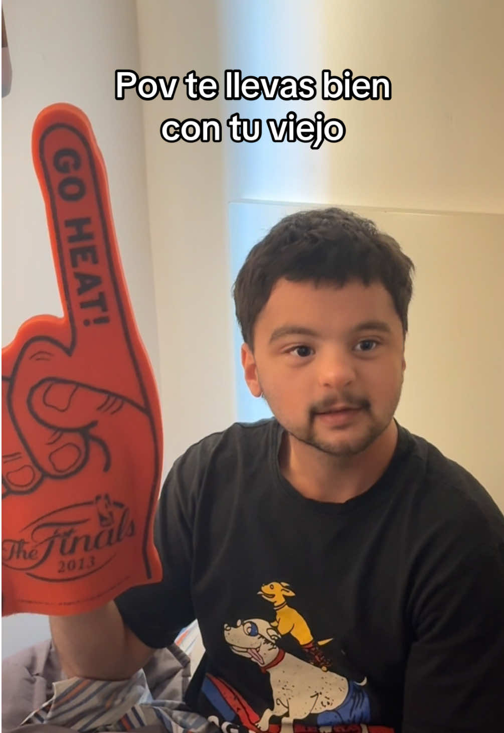 Porque el dedo de espuma jajaja #facturita #humor #cringe #padre #hijo 