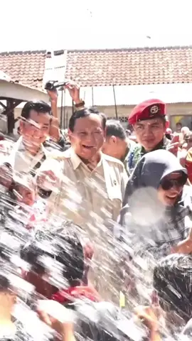 Beliau bukan hanya seorang Presiden. Namun, ayah bagi anak anak bangsa. Ayah yang kuat, ayah yang tegar, gak peduli berapapun banyaknya kebencian dan tuduhan buruk kepada beliau, tujuan beliau hanya ingin melihat bangsa dan anak-anak bangsa tumbuh cerdas, sehat dan sejahtera di Tanah tempat mereka lahir dan tumbuh besar 🥹 #prabowosubianto #prabowogibran #fyp 