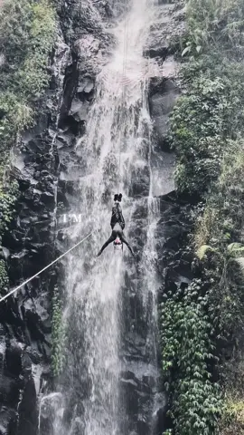 Petualangan terkeren seumur hidup! Canyoning itu seru dan memacu adrenalin. Siapa yang berani coba? #batangcanyonering #explorebatang #canyoning #wisatabatang #yukwisatadibatang 
